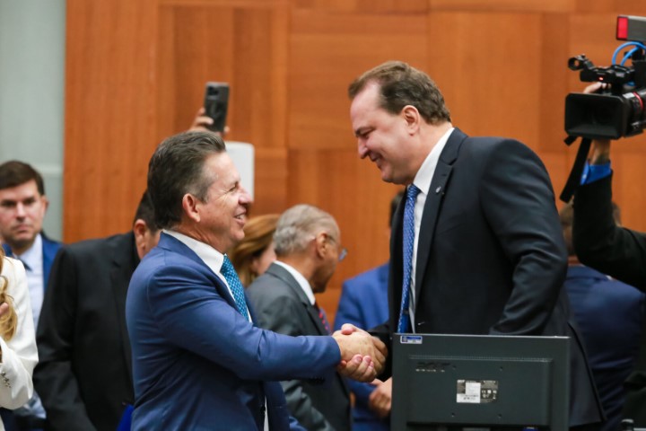 O governador Mauro Mendes na posse do deputado Max Russi na AL